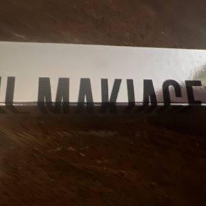 F*CK I'M FLAWLESS
MULTI-USE PERFECTING CONCEALER Shade 2.5